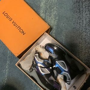 louis vuitton runaway palse, they are the pause runners, they come with the box,